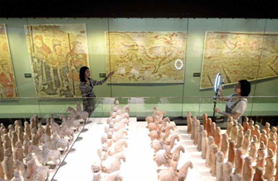 18 مايو 2020، المرشدة السياحية من متحف تسي تشو ياو في مدينة هاندان تقدم شرح متميز