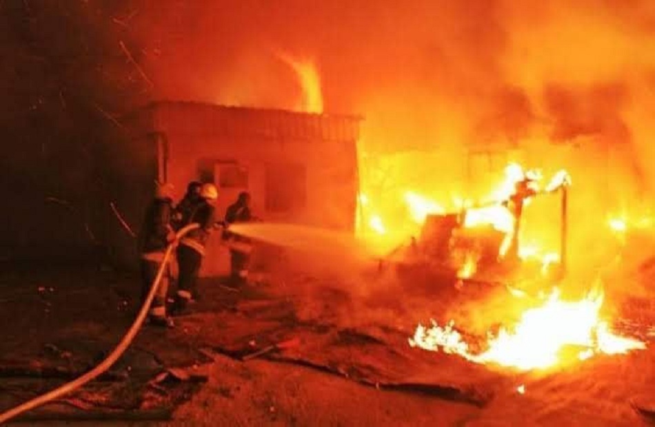 قوات الحماية المدنية تكثف جهودها للسيطرة على حريق بـجرن لعفش الأرز بالفيوم
