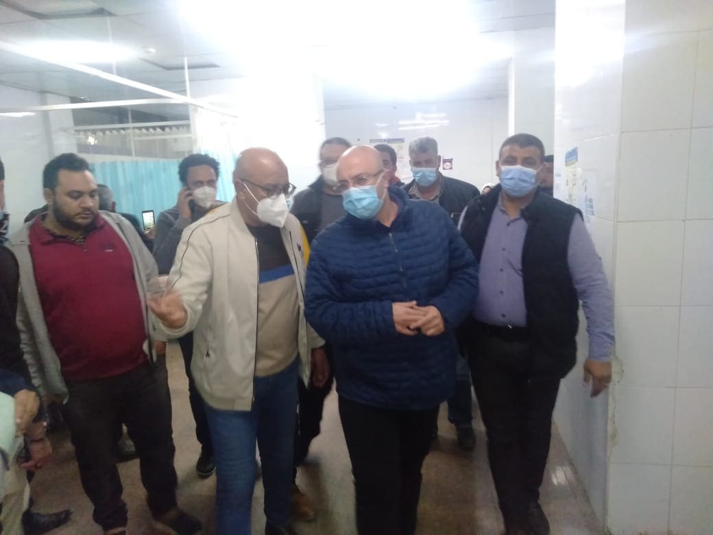 محافظ بني سويف يزور مصابي حادث الصحراوي الشرقي بالمستشفى