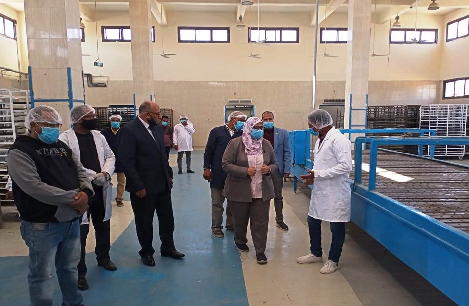 نائبة محافظ أسوان تتفقد مصنع التغذية المدرسية في عزب كيما| صور