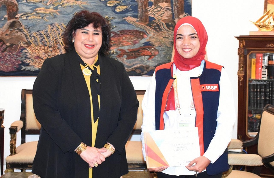 وزيرة الثقافة تهنئ ابنة الأوبرا لحصولها على شهادة تقدير من الاتحاد الدولي للرماية
