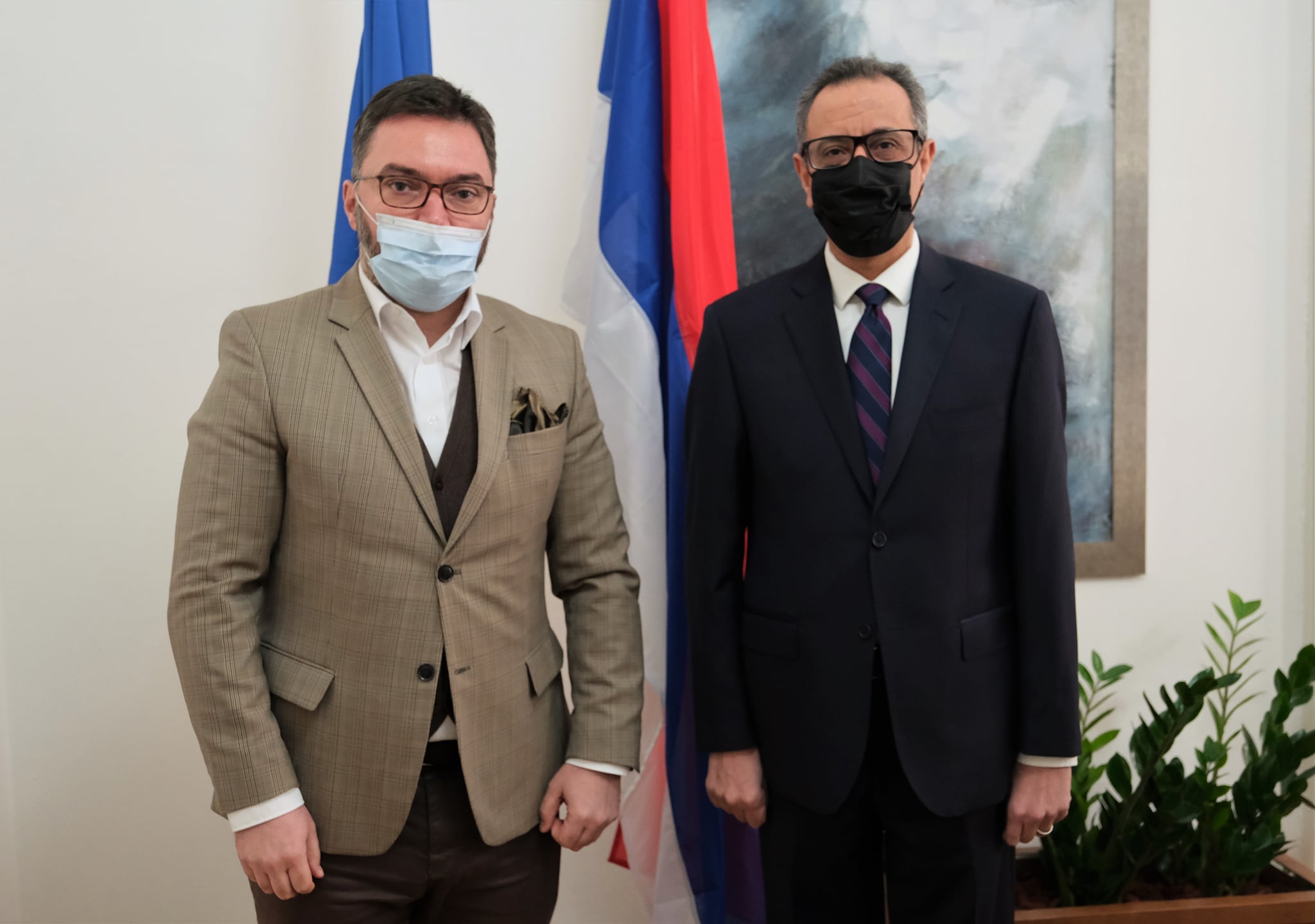 جانب من لقاء السفير ياسر سرور مع وزير الصناعة البوسنى