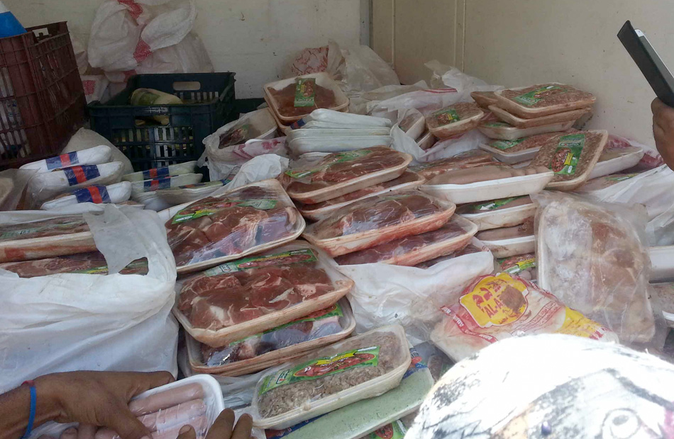 إعدام كميات من زيت الطعام ومصنعات الدواجن في حملة غرب المنصورة
