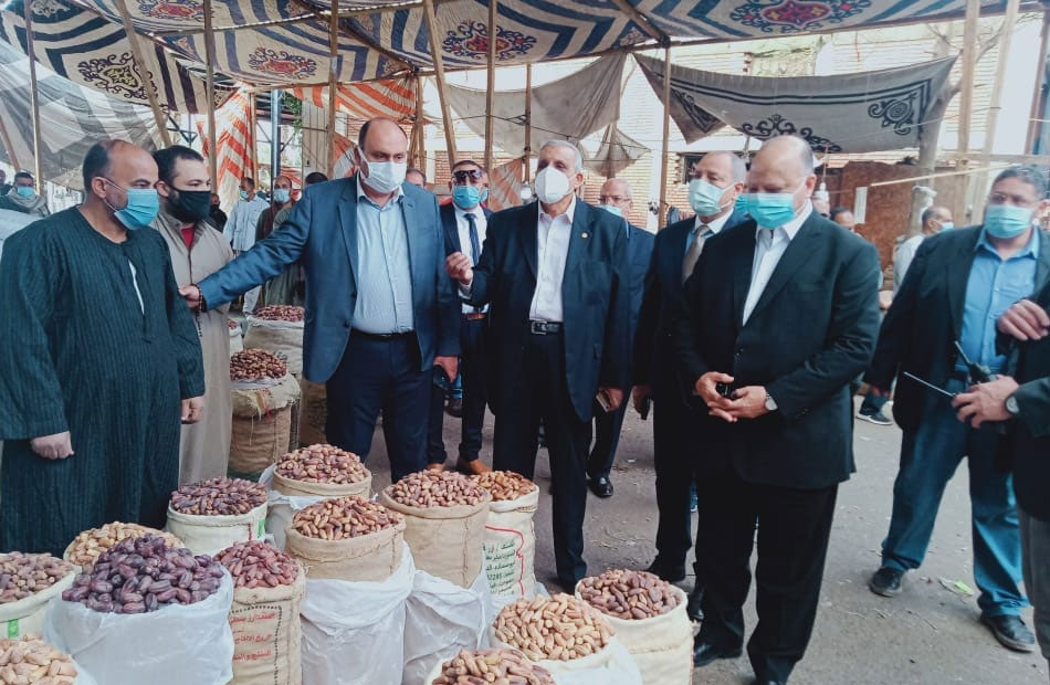 محافظ القاهرة يتفقد سوق العبور لتجارة الجملة ويتابع توافر سلع رمضان
