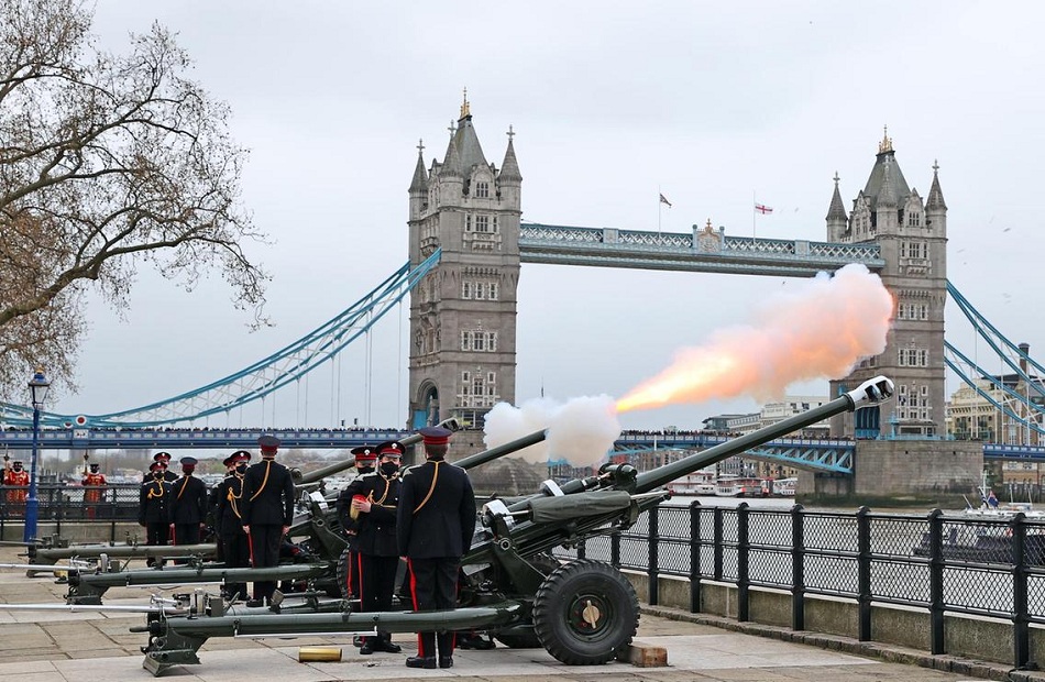  طلقات المدفعية تنطلق برًا وبحرًا في أنحاء بريطانيا تعرف على السبب | صور