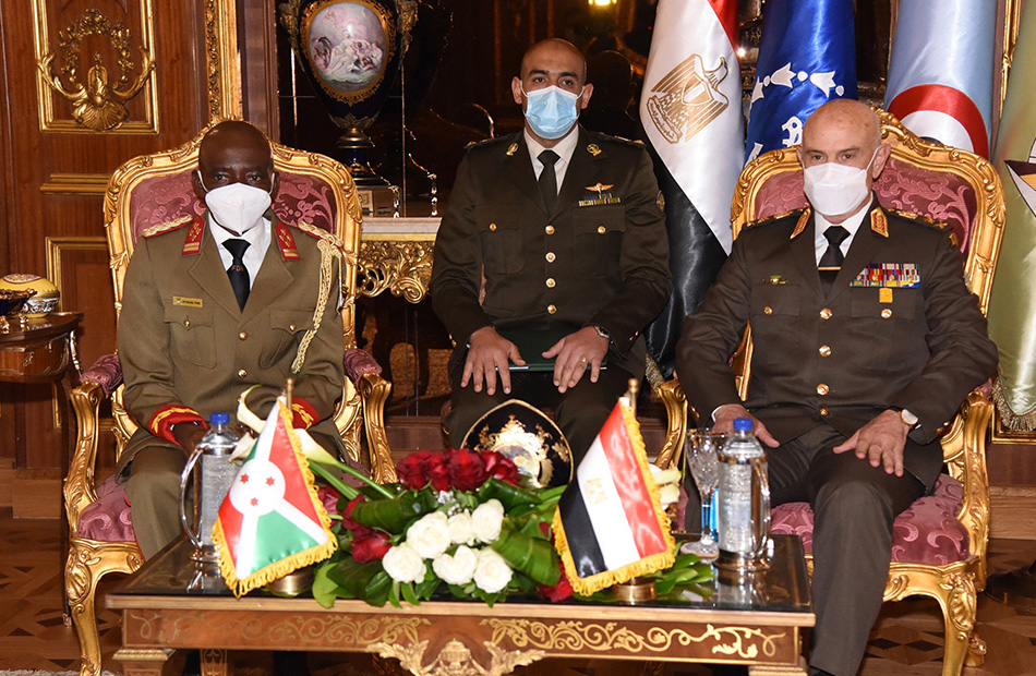 الفريق محمد فريد رئيس أركان حرب القوات المسلحة يلتقى رئيس قوات الدفاع الوطنى البوروندى 