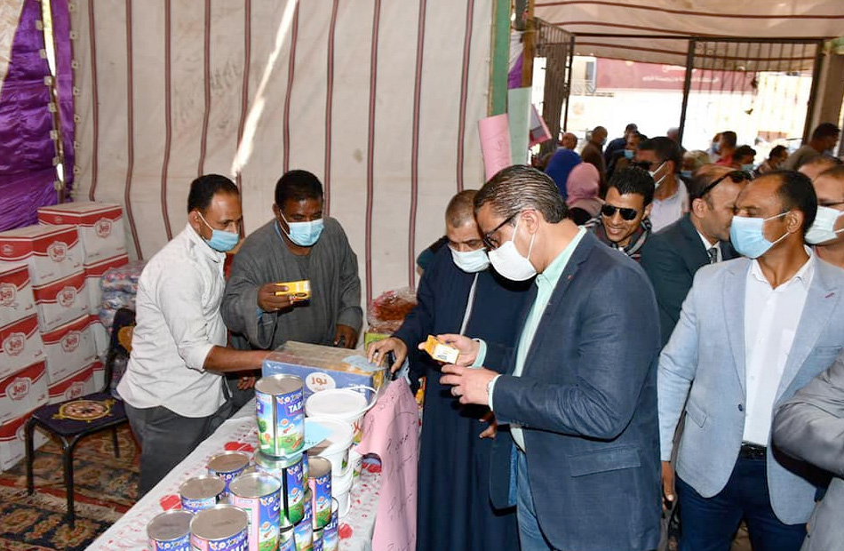 محافظ الفيوم يفتتح معرض أهلا رمضان لبيع السلع الغذائية بأسعار مخفضة | صور