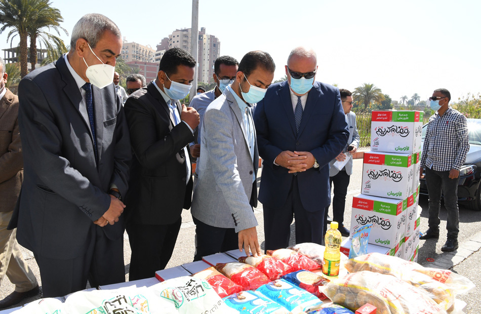 محافظ قنا يستقبل قوافل صندوق تحيا مصر لدعم الأسر الأولى بالرعاية في رمضان | صور