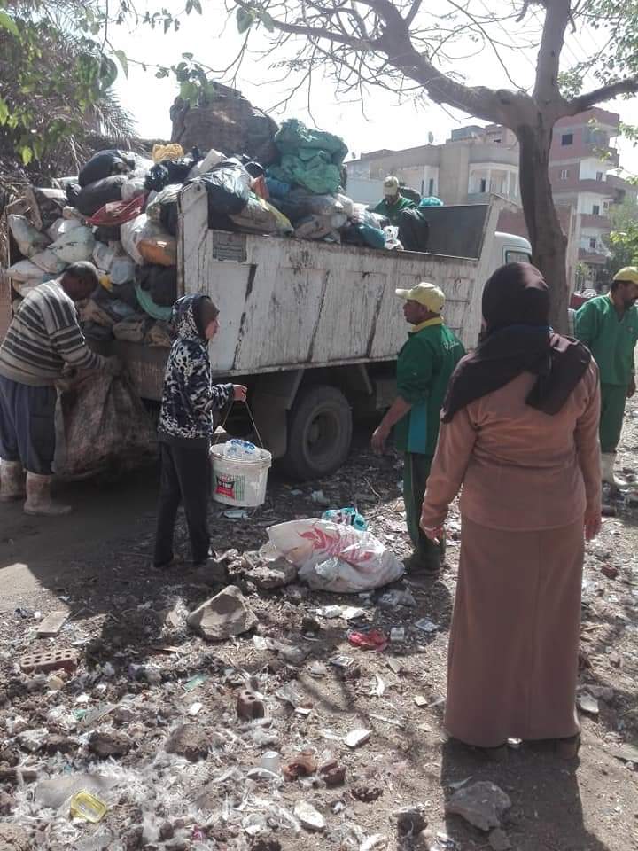 اعمال رفع القمامة فى حملة نظافة بمركز الشهداء بالمنوفية