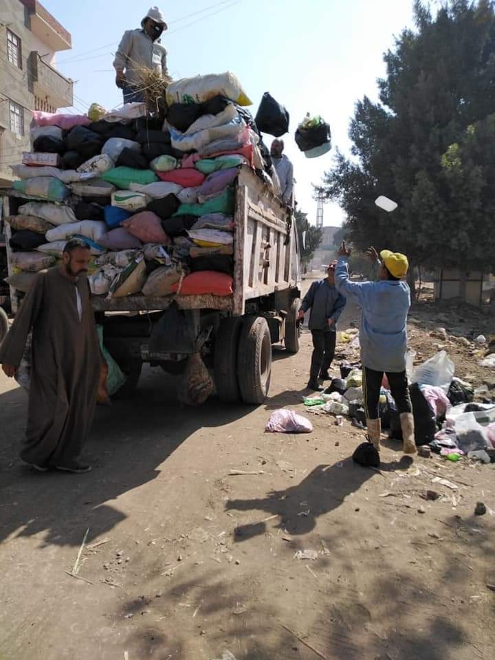 اعمال رفع القمامة فى حملة نظافة بمركز الشهداء بالمنوفية