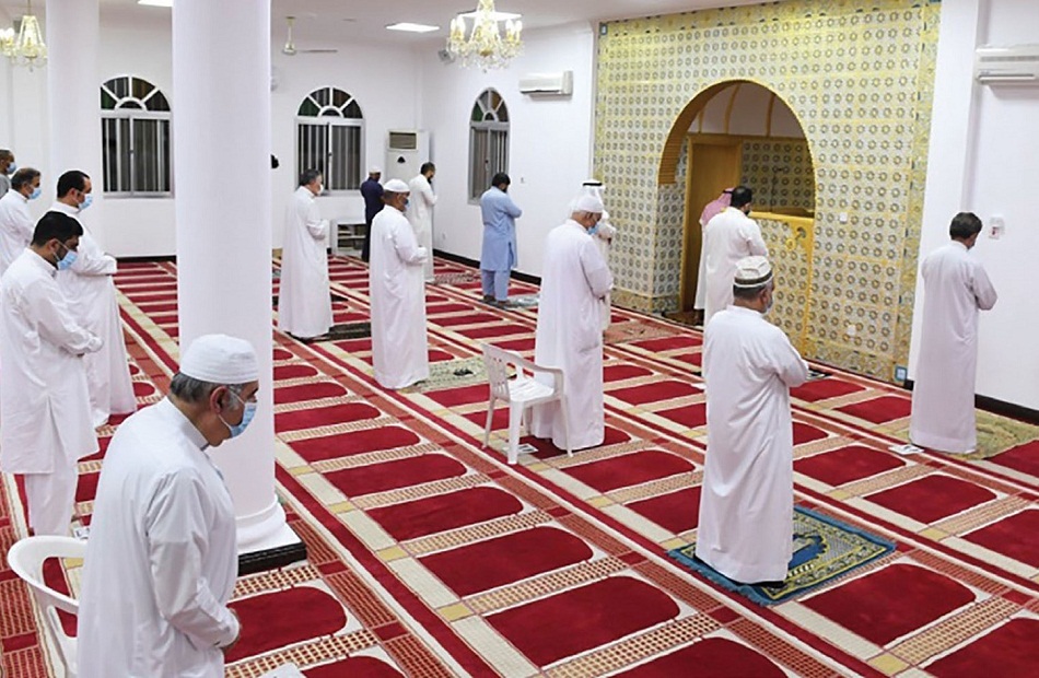 مساجد البحرين تشهد عودة المصلين لأداء أول جمعة في شهر رمضان