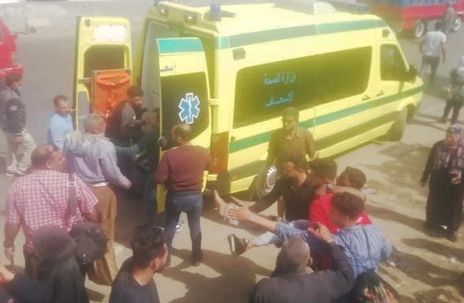 إسعاف القليوبية  سيارة إسعاف لنقل مصابي حادث القطار للمستشفيات