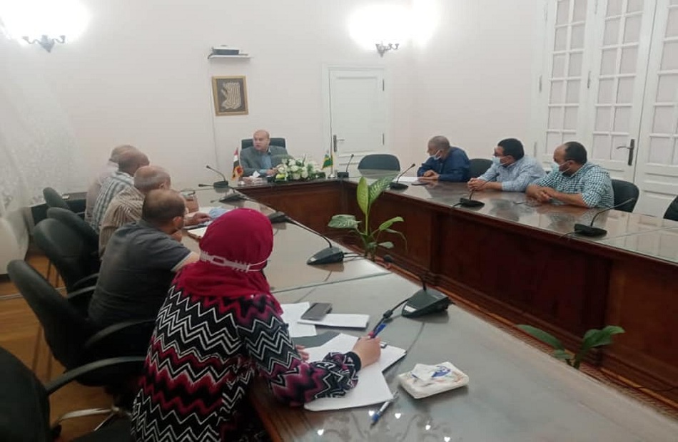نائب محافظ الجيزة يعقد اجتماعًا لمتابعة الموقف التنفيذي لمشروع الصرف الصحي بقرية بشتيل 