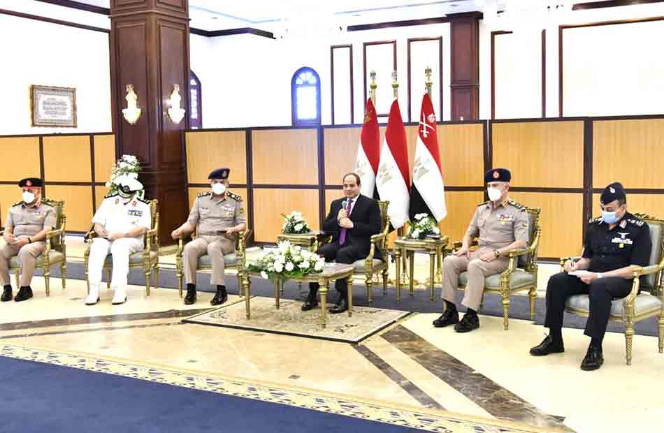 الرئيس السيسي يلتقي عددا من كبار قادة القوات المسلحة عقب أداء صلاة الجمعة |صور