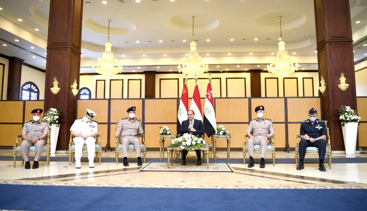  الرئيس السيسي خلال لقائه عددا من كبار قادة القوات المسلحة 