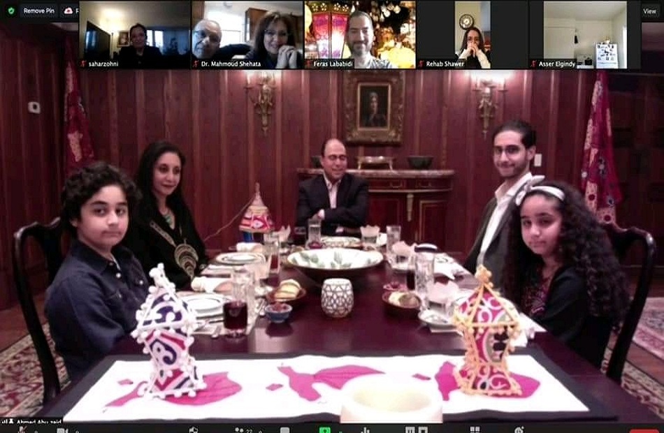 السفير أحمد أبو زيد يشارك وأسرته في إفطار أونلاين نظمته الجمعية المصرية الكندية الثقافية| صور 