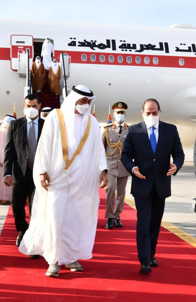 الرئيس السيسي يستقبل الشيخ محمد بن زايد بمطار القاهرة