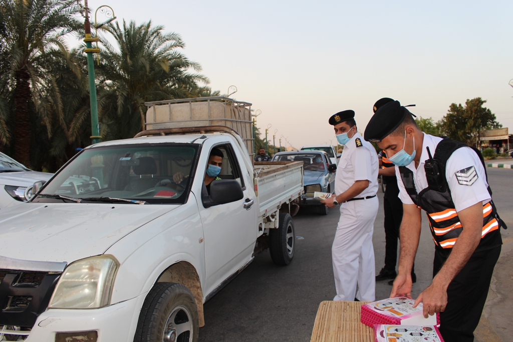 مديرية أمن الوادي الجديد توزع وجبات لإفطار الصائمين علي الطرق