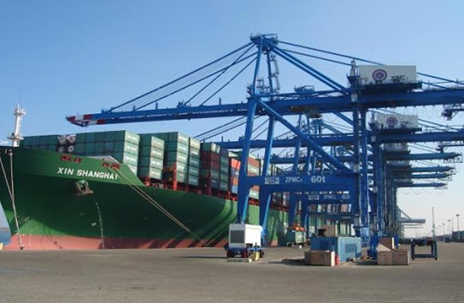 تداول بضائع وحاويات  سفينة متنوعة في ميناء دمياط 