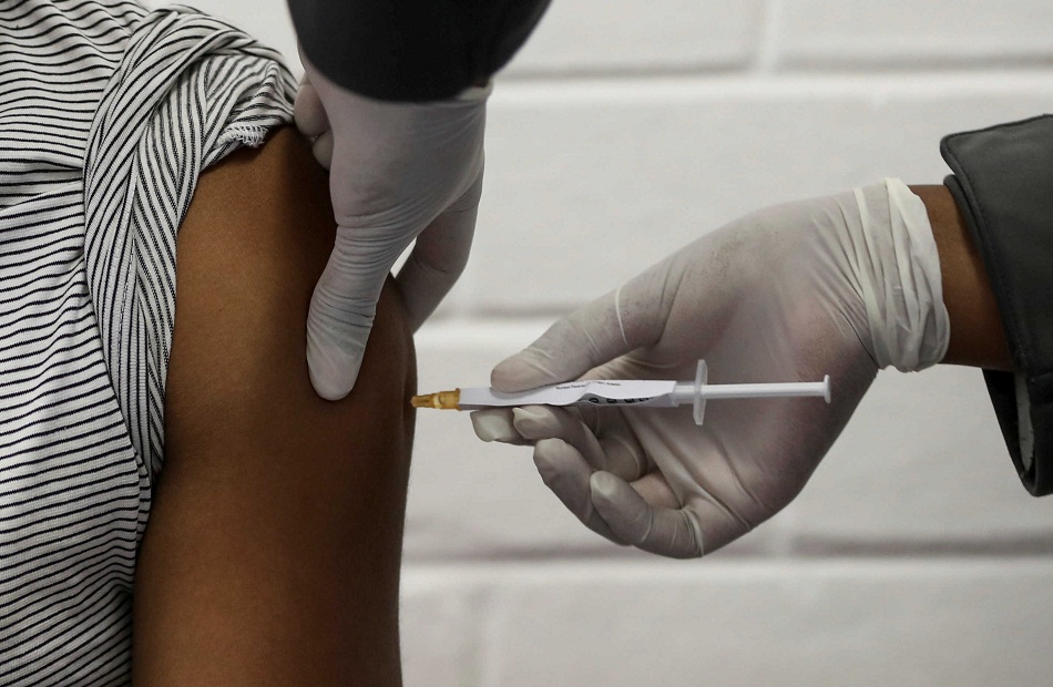 كورونا الموجه الرابعة اللقاح هو الحل وتحذيرات من التخلي عن الكمامة بعد التطعيم