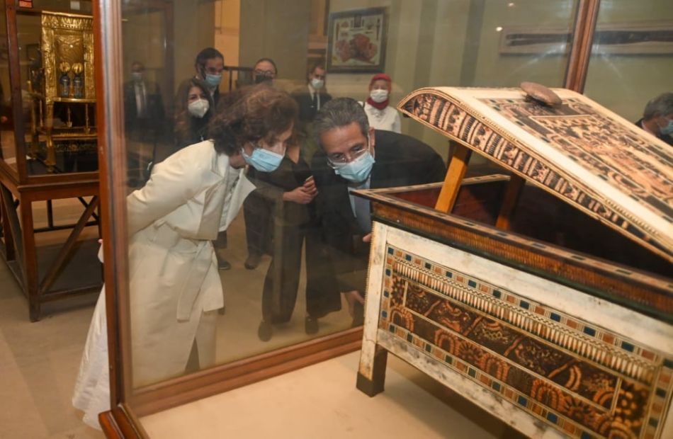 رئيس منظمة اليونيسكو بصحبة وزير السياحة والآثار بمتحف التحرير