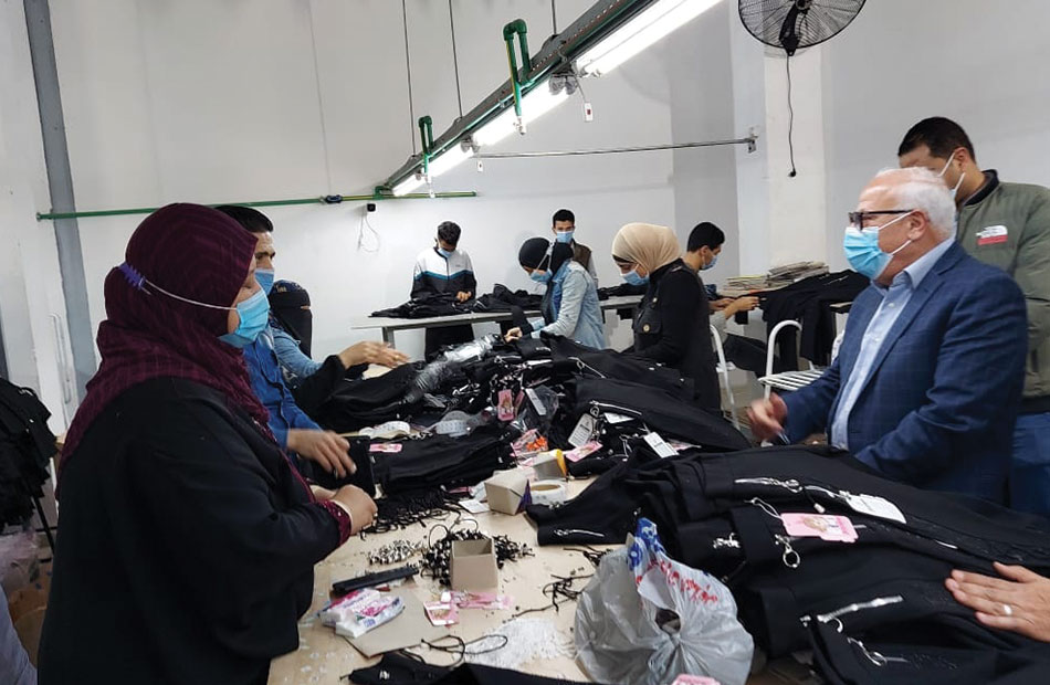 محافظ بورسعيد يشيد بمستوى الإنتاج داخل أحد مصانع الملابس الجاهزة والإجراءات الاحترازية |صور 