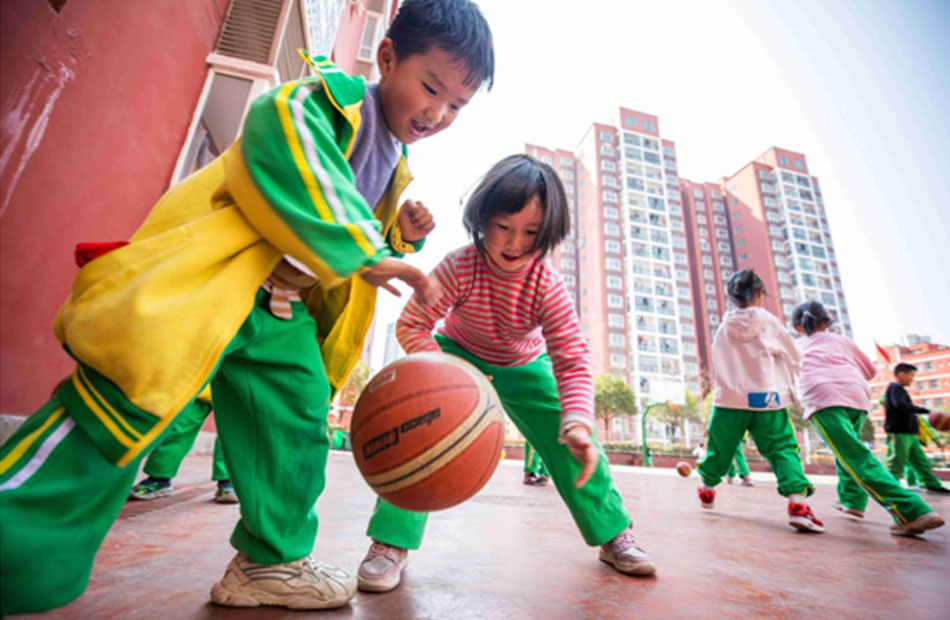 18 مارس 2021 / تظهر الصورة التلاميذ الصغار وهم يتدربون على لعب كرة السلة في ملعب مدرسة ليانغ تساي في