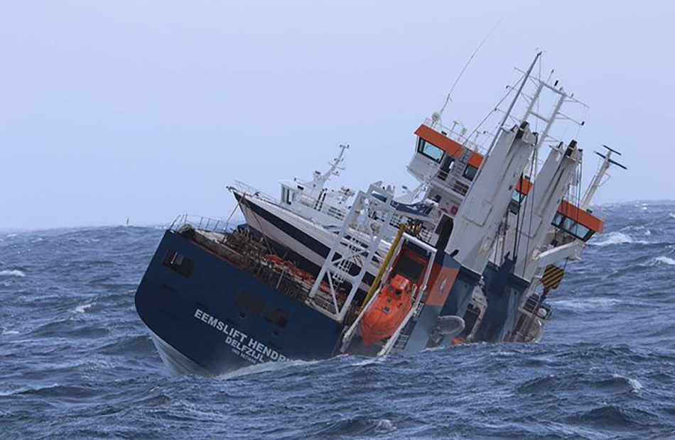 تأمين سفينة شحن هولندية بعد محاولة إنقاذ في المياه الهائجة
