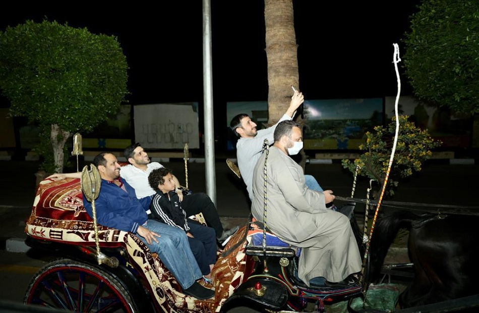 «مصر بلد الأمن والأمان السفير الإماراتي يستقل الحنطور على كورنيش النيل بالأقصر| صور