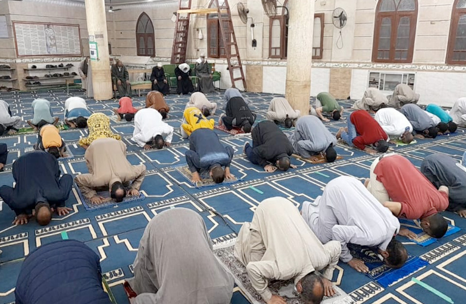 المساجد تستقبل ضيوف الرحمن لصلاة التراويح وروادها يشيدون بإجراءات الأوقاف لحمايتهم من كورونا |صور