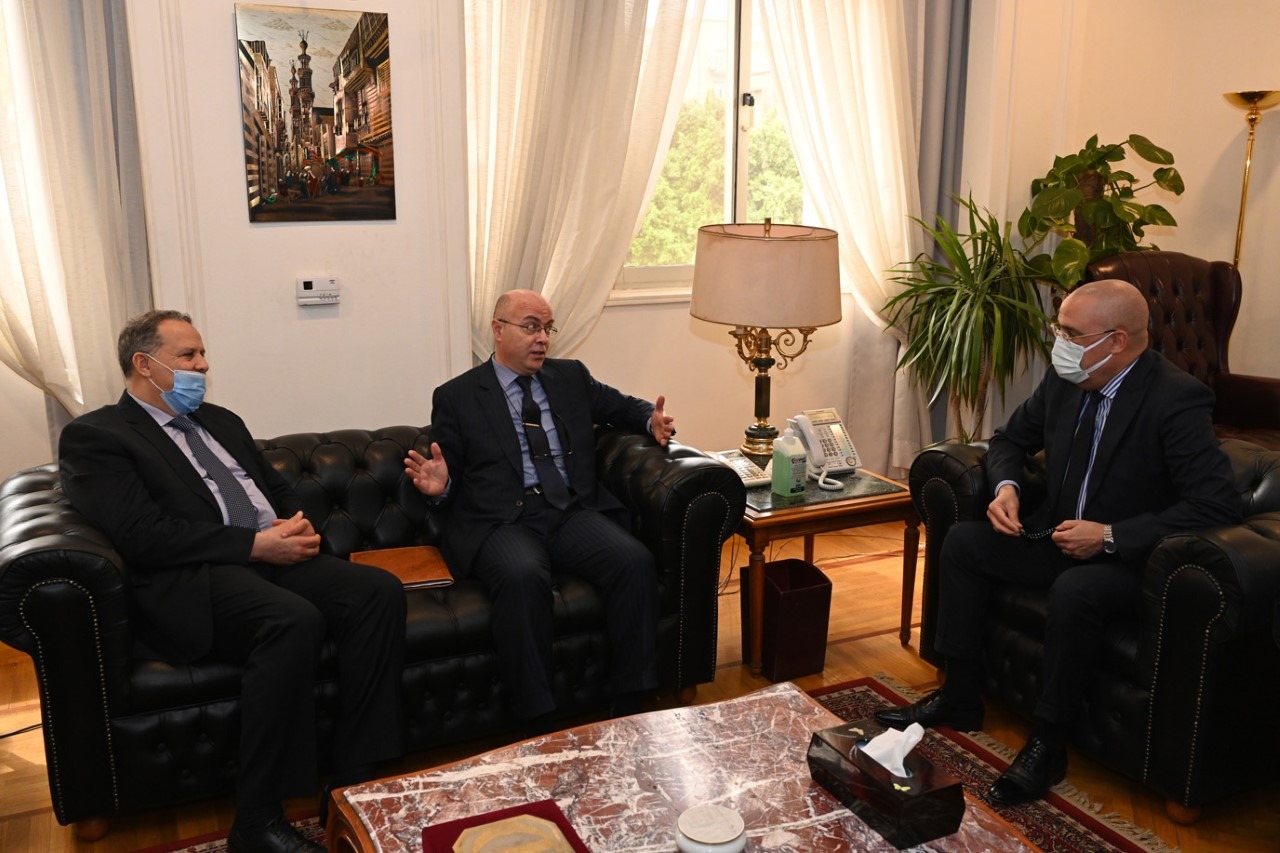 وزير الإسكان يلتقى السفير المغربي بالقاهرة