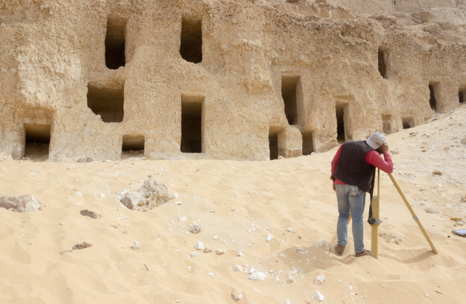 اكتشاف عدد من المقابر الصخرية بجبانة الحامدية شرق سوهاج | صور