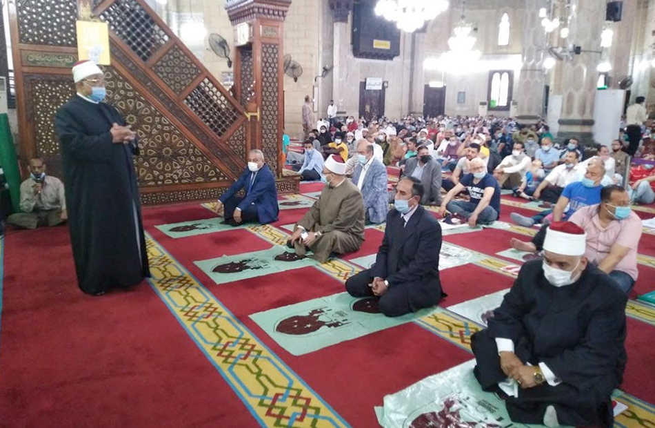 عشرات المصلين يؤدون صلاة العيد بمسجد المرسي أبو العباس بلإسكندرية|صور
