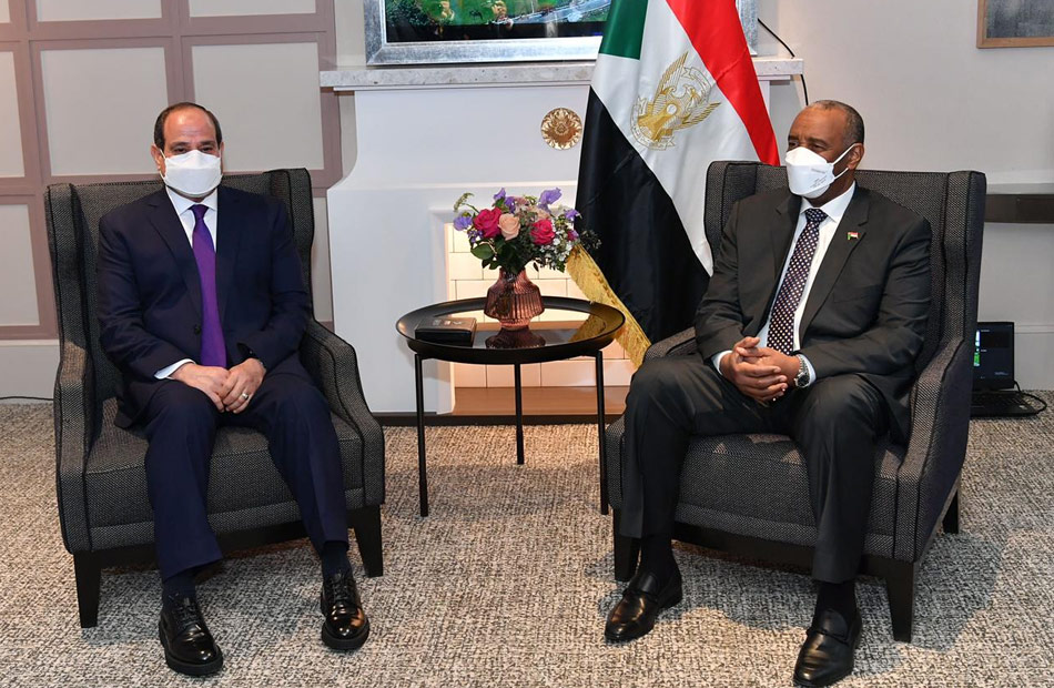 المتحدث الرئاسي ينشر صور لقاء الرئيس السيسي ورئيس مجلس السيادة السوداني بباريس |صور