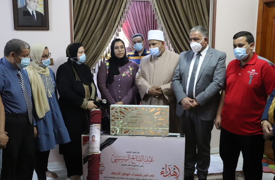 نائبا رئيس جامعة الأزهر يسلمان هدية الرئيس السيسي لأسر شهداء الأطقم الطبية |صور