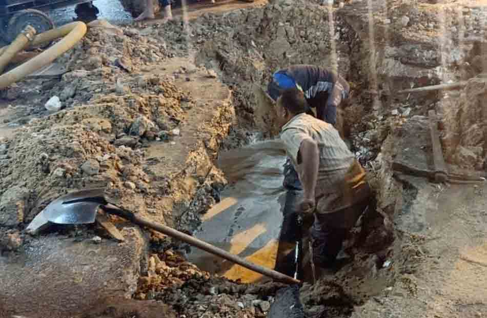 إصلاح كسر ماسورة مياه رئيسية بطريق المحمودية غرب الإسكندرية