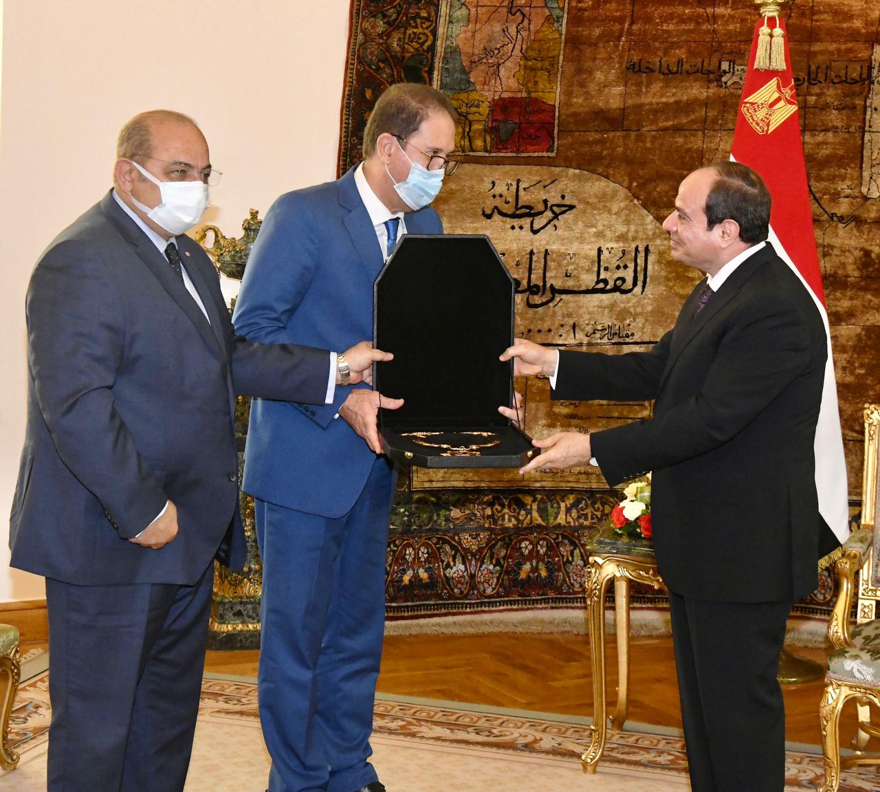 مصطفى براف يهدي الرئيس السيسي وسام الاستحقاق الخاص باللجنة الأولمبية الإفريقية
