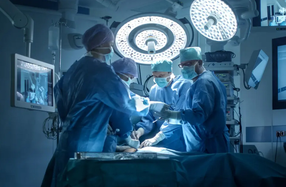 فريق طبي ينجح في استئصال ورم عصبي نادر لطفلة بمستشفى طلبة المدارس بالإسكندرية