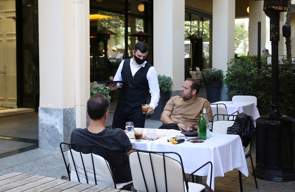 اليونان تعيد فتح المطاعم والحانات للمرة الأولى منذ  أشهر