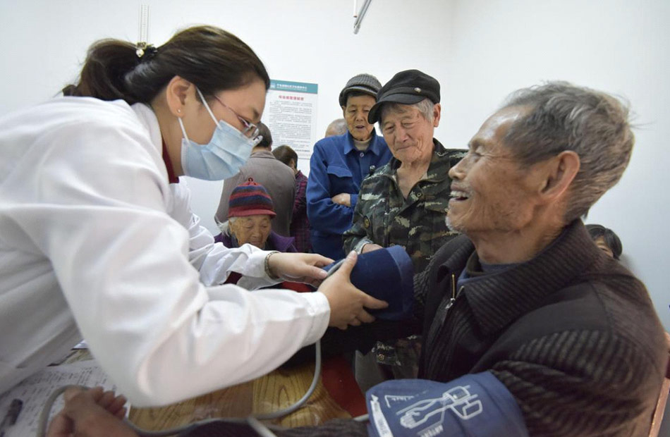 21 أبريل 2021، قرية ماوفان، مدينة تشيان داوهو، محافظة تشونآن، ، يتلقى كبار السن الذين تزيد أعمارهم ع