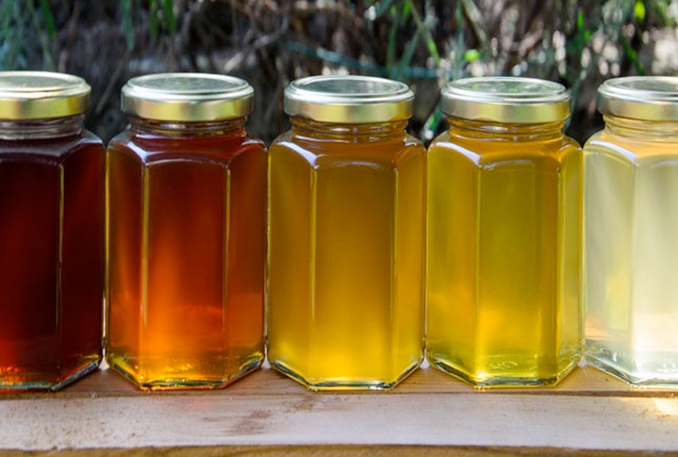 العسل الأبيض والأسود.. بدائل السكر لتحلية العصائر والحلوى - بوابة الأهرام