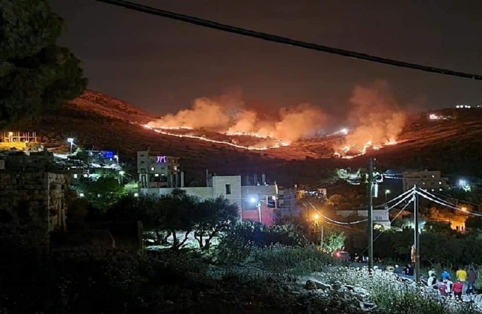 مستوطنون إسرائيليون يحرقون مساحات من أراضي بلدة فلسطينية في نابلس