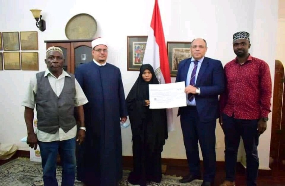سفير مصر في تنزانيا يكرم المتسابقة الفائزة بالمركز الثاني في المسابقة العالمية لحفظ القرآن | صور