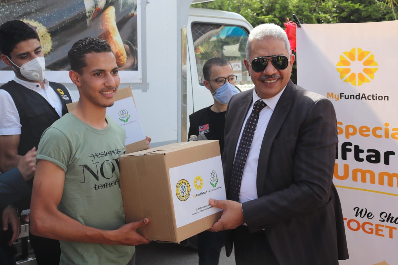  رئيس جامعة الأزهر ونائب الدراسات العليا يوزعان هدايا رمضانية للطلاب 