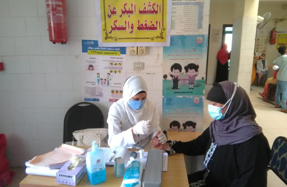 الكشف على  مواطنين في قافلة طبية بقرية منشية المصري كفر الشيخ | صور  