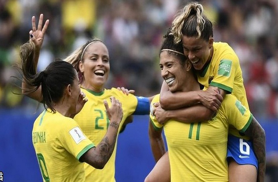 لاعبات البرازيل يرفعن لافتة لا للتحرش بعد أيام من إيقاف رئيس اتحاد الكرة