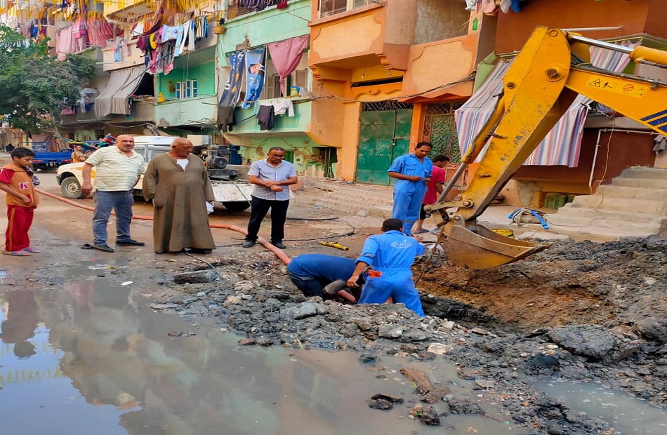 إصلاح كسر ماسورة مياه رئيسية بمنطقة نجع العرب غرب الإسكندرية | صور