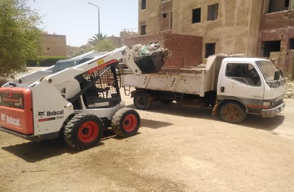 استمرار رفع المخلفات بالشوارع الفرعية والرئيسية بمدينة القصير |صور