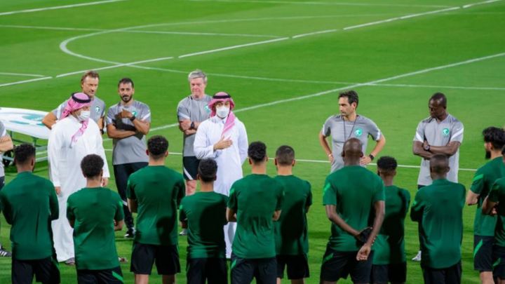 وزير الرياضة السعودي يهنئ منتخب بلاده بالتأهل للتصفيات النهائية المؤهلة لكأس العالم