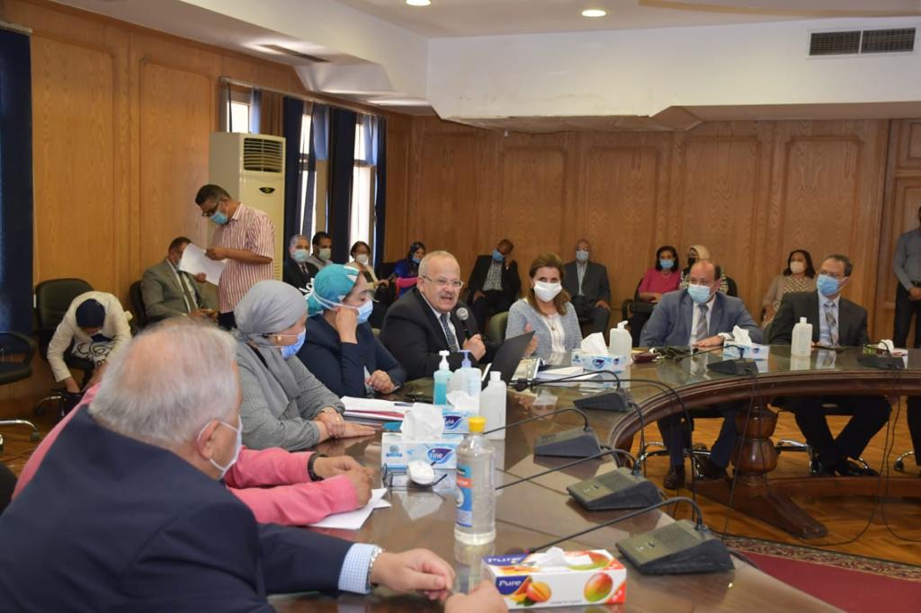 رئيس جامعة القاهرة يرأس مجلس كلية طب قصر العيني ويستعرض مشروعات التطوير بالقطاع الطبي|صور